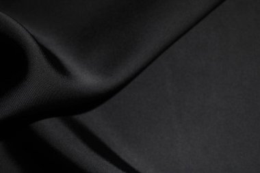 Arkaplan olarak buruşmuş siyah ipek kumaş, üst görünüm