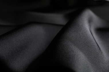 Arkaplan olarak buruşmuş siyah ipek kumaş, yakın plan