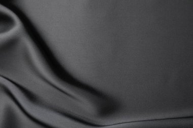 Arkaplan olarak buruşmuş siyah ipek kumaş, üst görünüm