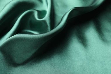 Arkaplan olarak buruşmuş yeşil ipek kumaş, yakın plan