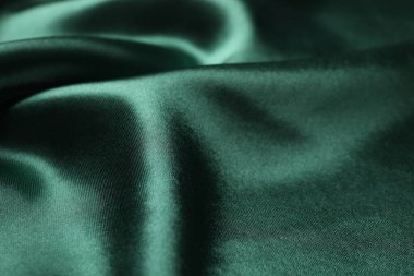 Arkaplan olarak buruşmuş yeşil ipek kumaş, yakın plan