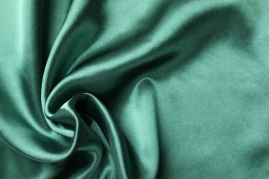 Arkaplan olarak buruşmuş yeşil ipek kumaş, üst görünüm
