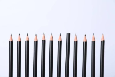 Beyaz arka planda bir sürü keskin grafit kalem var. Metin için boşluk