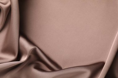 Arkaplan olarak buruşuk açık kahverengi ipek kumaş, üst görünüm