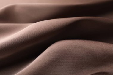 Arkaplan olarak buruşuk açık kahverengi ipek kumaş, yakın plan