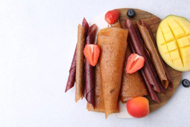 Lezzetli meyve dürümleri, mango, kayısı ve böğürtlen. Metin için boşluk