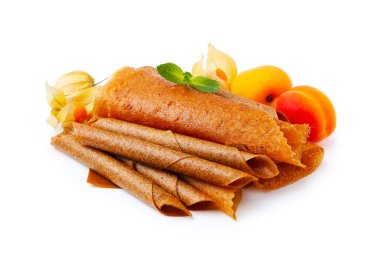 Lezzetli meyve dürümleri, nane, kayısı ve bitki özü beyaz üzerine izole edilmiş.