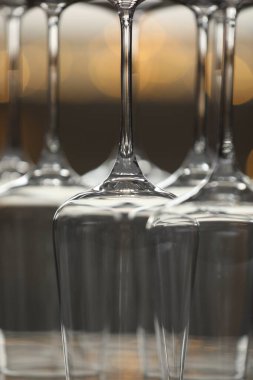 Ayna yüzeyindeki boş bardakları arka plandaki bulanıklığa karşı ters çevirdim. Yakın plan. Bokeh etkisi