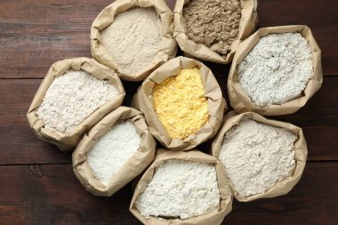 Tahta masadaki kağıt torbalarda farklı türde un var.