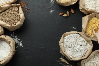 Siyah masada, kağıt torbalarda farklı tipte un var. Metin için boşluk