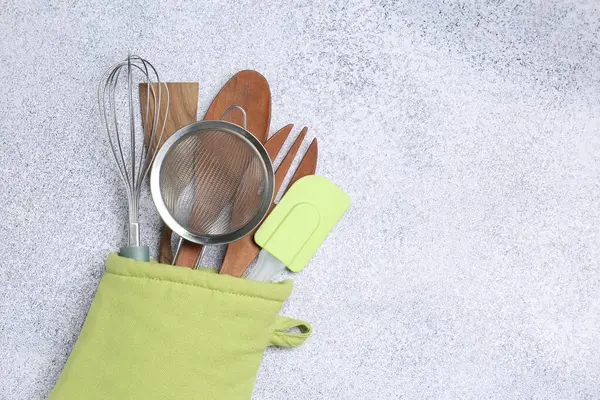 Farklı mutfak aletleri fırın eldivenlerinde, ışık masasında, üst tarafta. Metin için boşluk