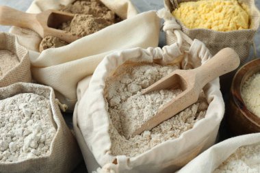 Masada farklı tipte un var, yakın plan.