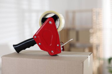 Kapalı alandaki karton kutuda yapıştırıcı bantlı şeker kutusu.