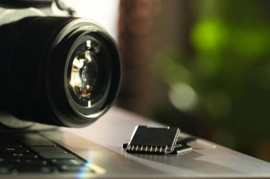 SD hafıza kartları ve fotoğraf makinesi bilgisayarda, yakın plan.