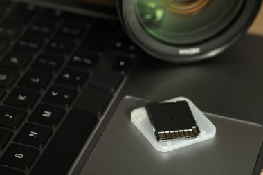 SD hafıza kartı, tutucu ve fotoğraf makinesi dizüstü bilgisayarda, yakın plan