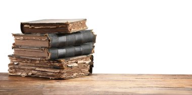 Tahta masadaki eski kitaplar beyaz arka plana karşıdır