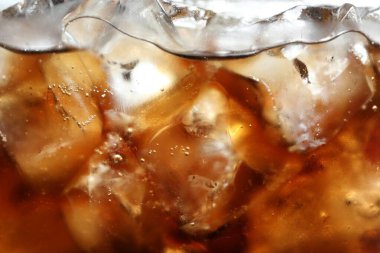 Arkaplan olarak buz ile kola tazeleniyor, makro görünüm