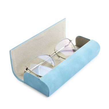 Beyaz gözlüklü, şık bir çanta.