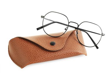 Beyaz gözlüklü, şık bir çanta.