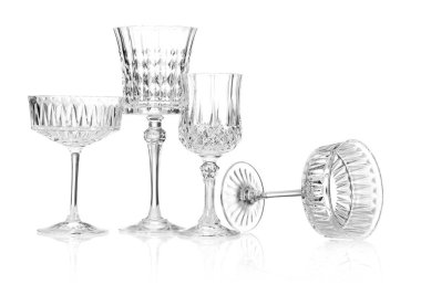 Beyaza izole edilmiş farklı boş bardaklar.