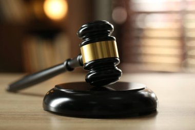 Hakimin tokmağı ahşap masada bulanık arka planda, yakın plan