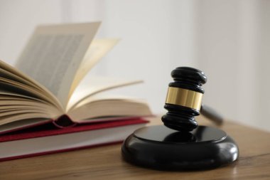 Yargıç tokmağı ve ahşap masa üzerindeki kitaplar, seçici odaklanma.