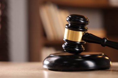 Hakimin tokmağı ahşap masada bulanık arka planda, yakın plan