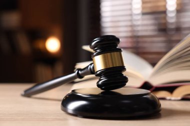 Hakimin tokmak ve kitap kapalı ahşap masa, seçici odak