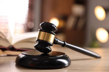 Hakimin tokmak ve kitap kapalı ahşap masa, seçici odak