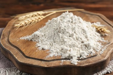 Tahta masaya un ve çivi yığını, yakın plan.