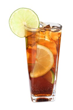 Serinletici Küba libre kokteyli beyazda izole edildi