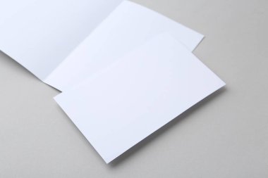Işık arkaplanındaki boş tebrik kartları, kapat