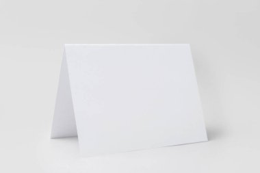 Açık arkaplanda boş bir tebrik kartı