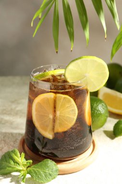 Lezzetli Küba Libre kokteyli cam ve malzemeler açık dokulu masa, yakın çekim