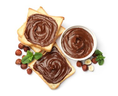 Çikolatalı fındıklı tostlar, fındıklı ve naneli, beyaza izole edilmiş.