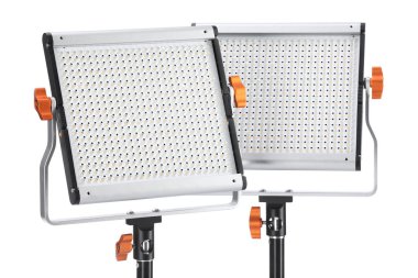 Profesyonel ışıklandırma ekipmanları beyaza izole edilmiş. Fotoğraf stüdyosu aracı