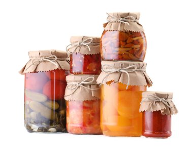 Farklı turşu ürünleri olan bir sürü kavanoz beyaz üzerine izole edilmiş.