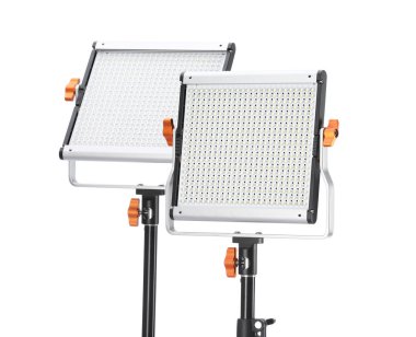 Profesyonel ışıklandırma ekipmanları beyaza izole edilmiş. Fotoğraf stüdyosu aracı