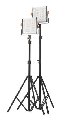 Beyaza izole edilmiş tripodlu profesyonel ışıklandırma ekipmanları.