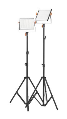 Beyaza izole edilmiş tripodlu profesyonel ışıklandırma ekipmanları.