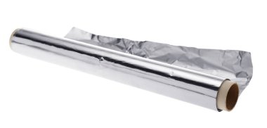 Alüminyum folyo üzerinde beyaz izole rulo