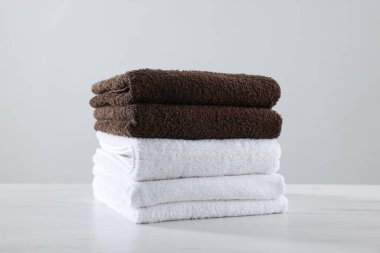 Beyaz mermer masa üzerinde temiz havlular yığını