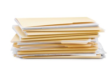 Beyaz üzerine izole edilmiş kağıtlar içeren dosya dizinleri yığını