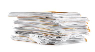 Beyaz üzerine izole edilmiş kağıtlar içeren dosya dizinleri yığını