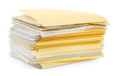 Beyaz üzerine izole edilmiş kağıtlar içeren dosya dizinleri yığını