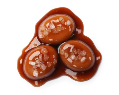 Lezzetli tatlı şekerler, beyaz üzerine izole edilmiş tuz ve karamel sosu.