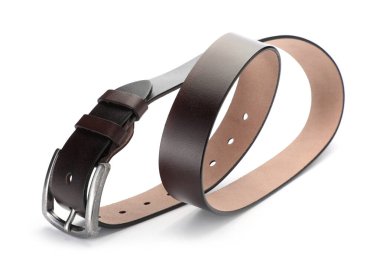 Bir kahverengi deri kemer beyaza izole edilmiş.