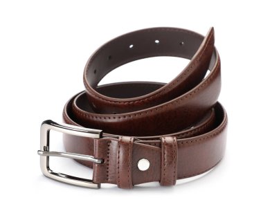 Bir kahverengi deri kemer beyaza izole edilmiş.