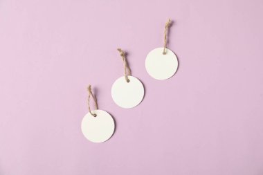 Soluk menekşe arkaplanda dizgileri olan boş etiketler, düz yatıyordu