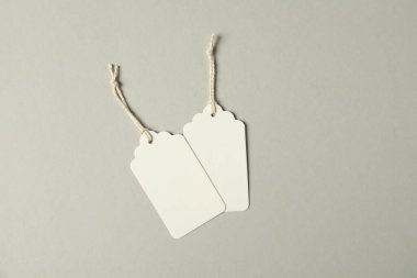 Gri arkaplanda dizgileri olan boş etiketler, düz yatıyordu